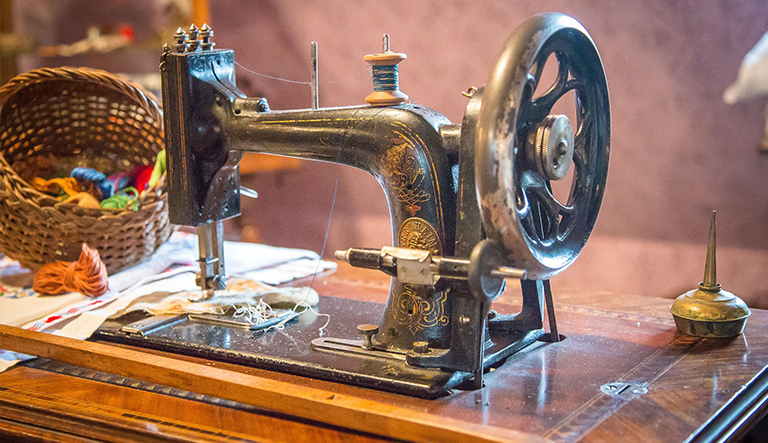 wooden cabinet singer machine